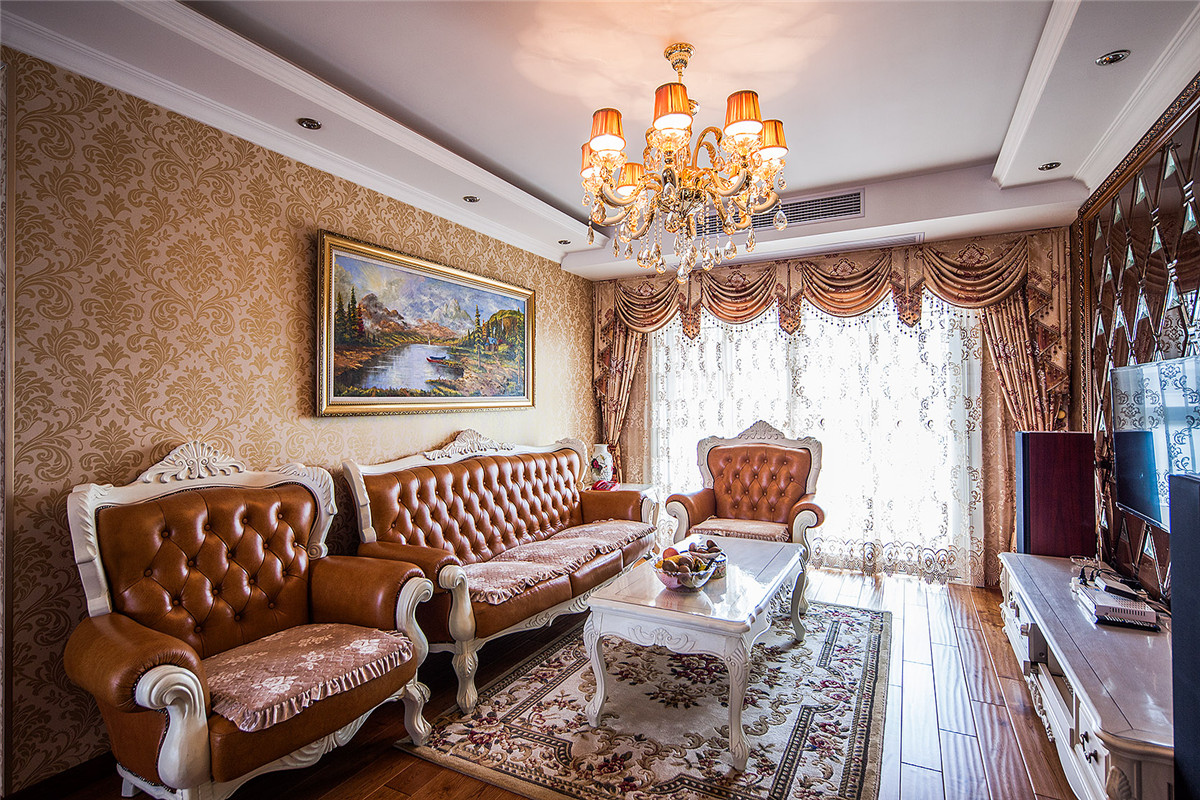 簡歐風格客廳非常需要用家具和軟裝飾來營造整個效果。白色的橡木家具，深色墻紙，精美的油畫，還有浪漫的羅馬簾，都是點染歐式風格不可缺少的元素。
