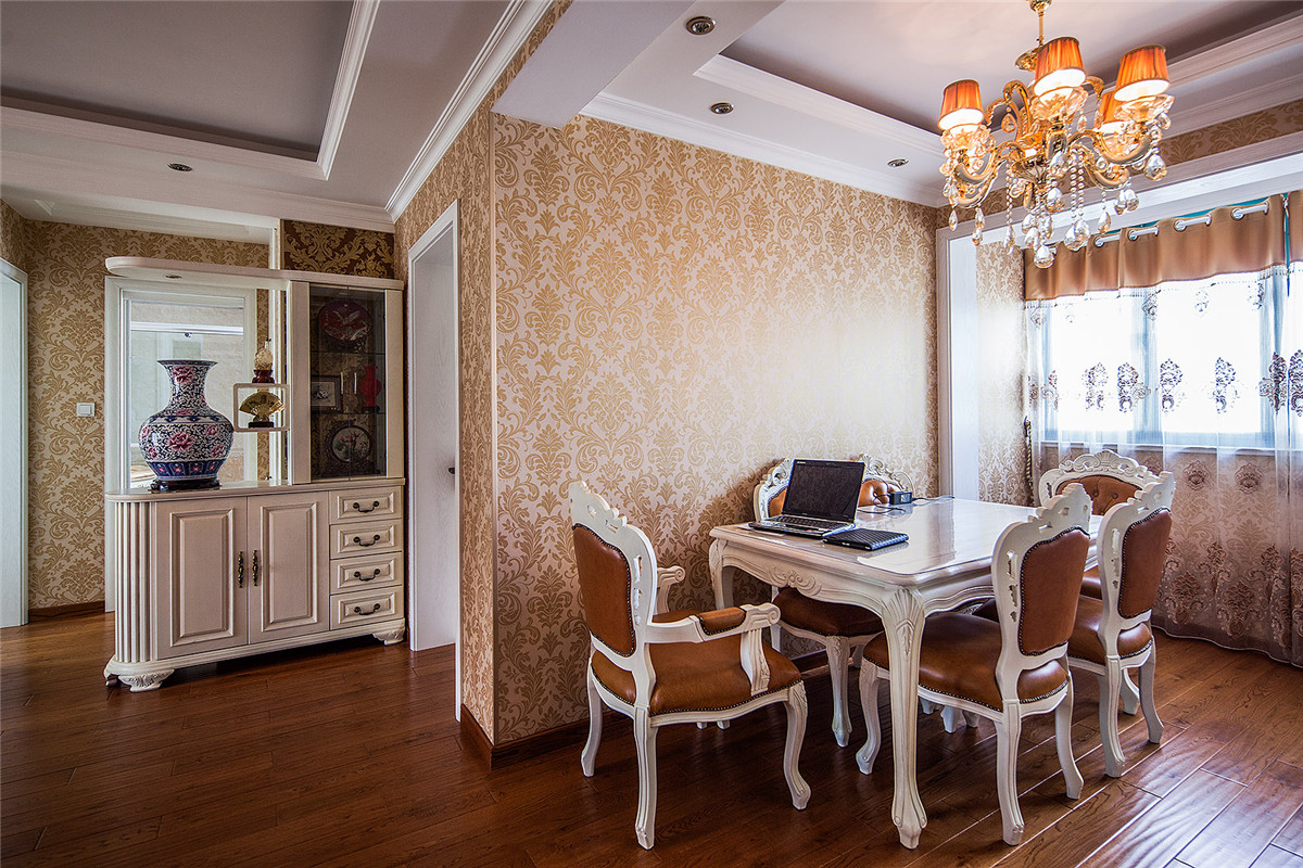 玄關柜的精良的雕塑工藝品，歐式水晶燈，配套家具的融和搭配，同時又摒棄了過于復雜肌理和裝飾。
