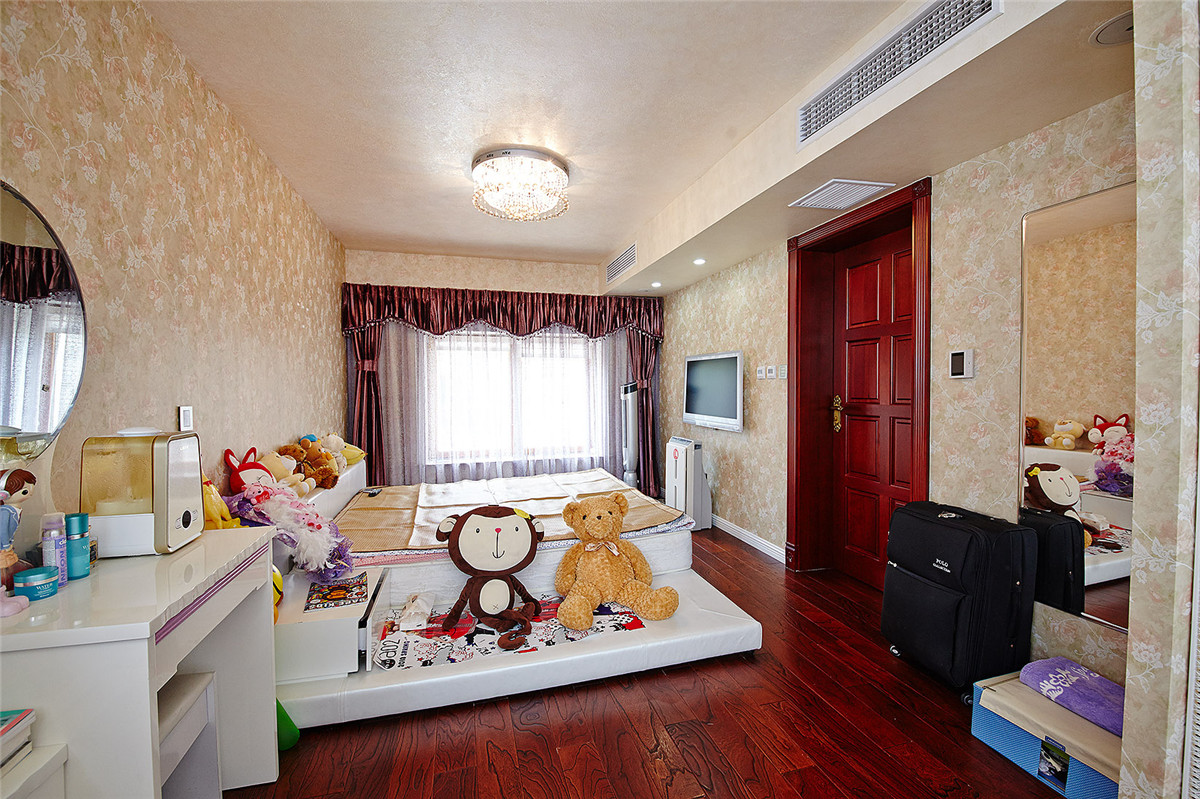 女兒房的白色地壇床與地板的色彩完全區分開來，形成空間的視覺上的變化，不至于單一、乏味。
