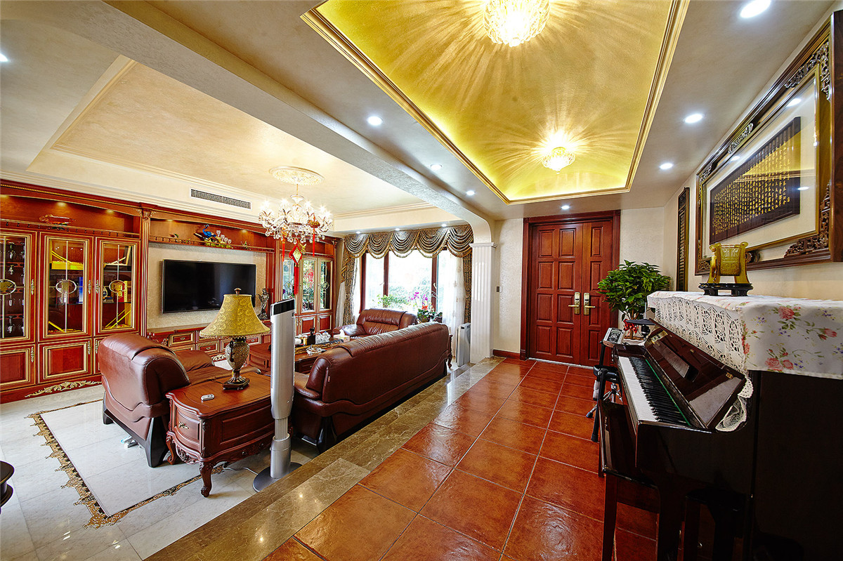 客廳的整套電視整體柜彰顯出它的高檔大氣上檔次而不顯庸俗，空間的色彩均衡、和諧，但是又不會乏味。
