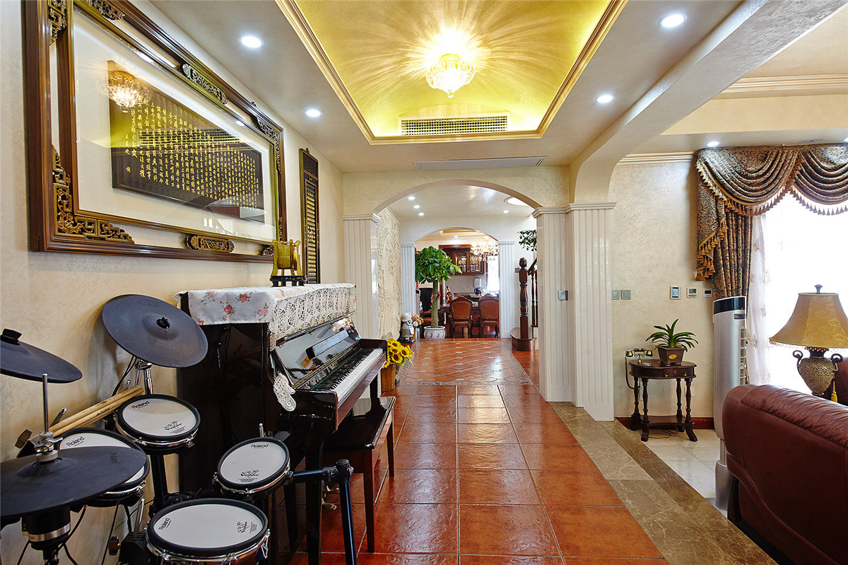 過道上的中式字畫同時搭配簡單的燈光效果，空間感更加強烈。而且有效的融入了歐式氛圍之中。鋼琴、架子鼓彰顯出主人的文化內涵。
