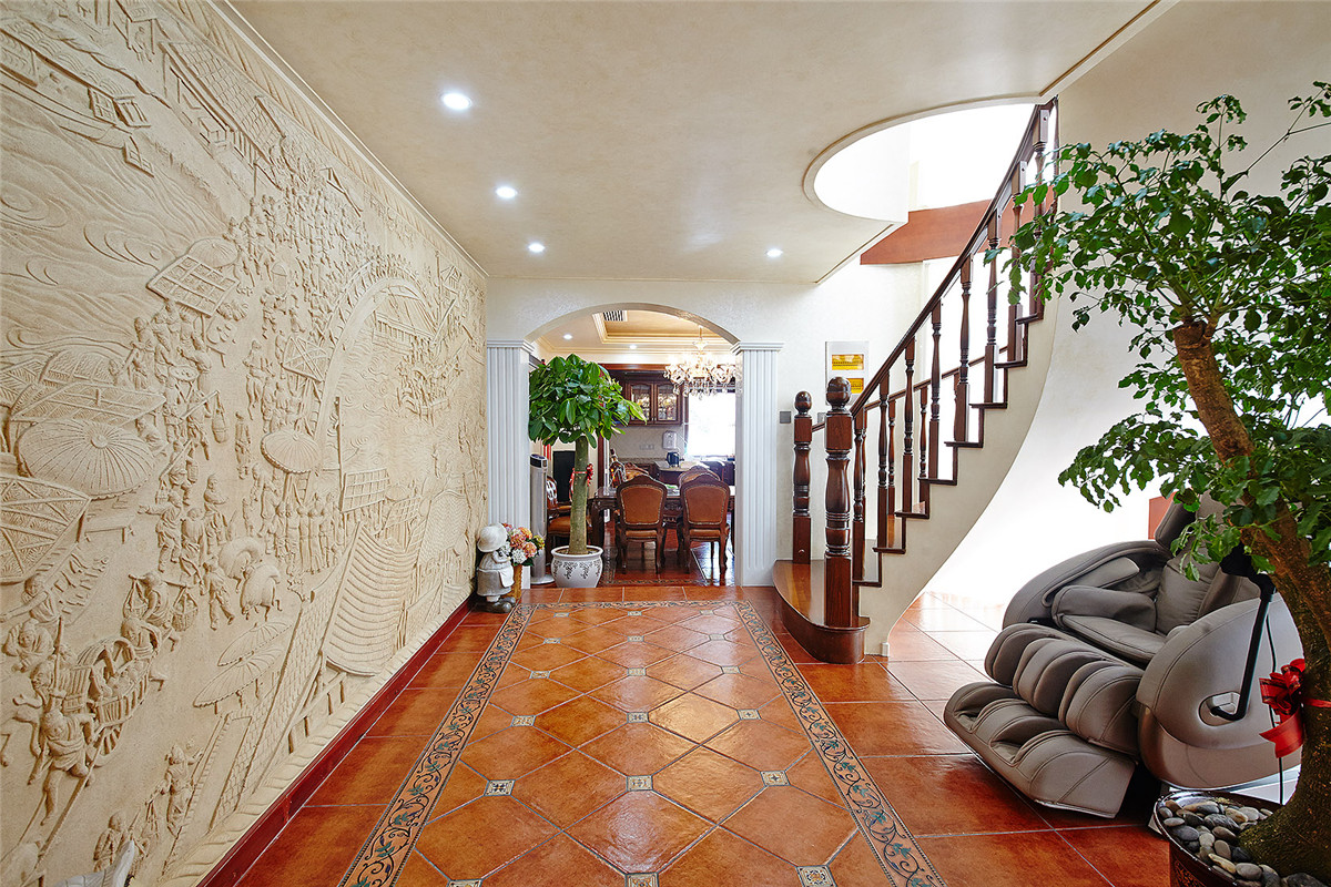 空間元素單一卻飽滿、自然，整體布局很簡單。墻面上的清明上河圖裝飾墻讓空間的立體感得以呈現出來。
