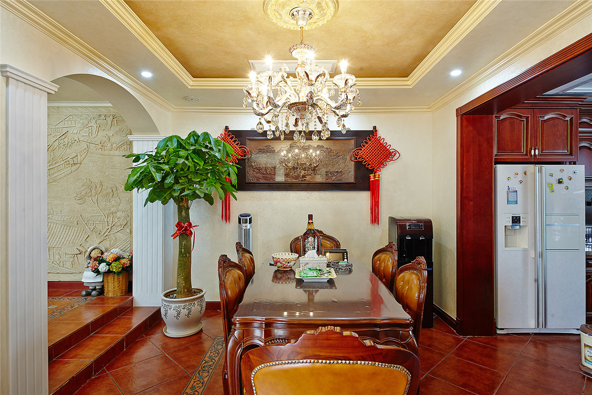 門廊一改規則形狀，處理成圓拱形，將美式風格元素融入歐式空間，別有一番風味。
