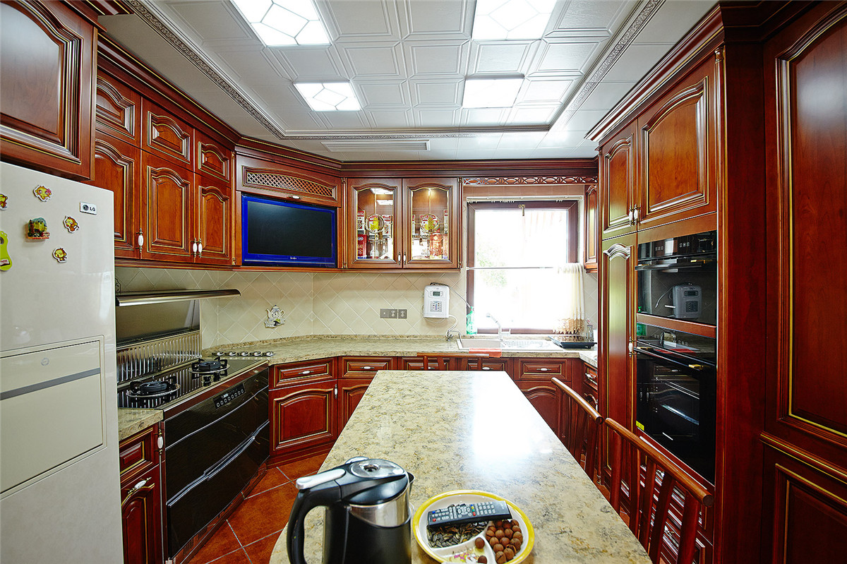 廚房的整套實木柜體有機的結合了餐廳的其他物品，恰如其分地將美式風格定義融入空間，衍生出另一種含義。
