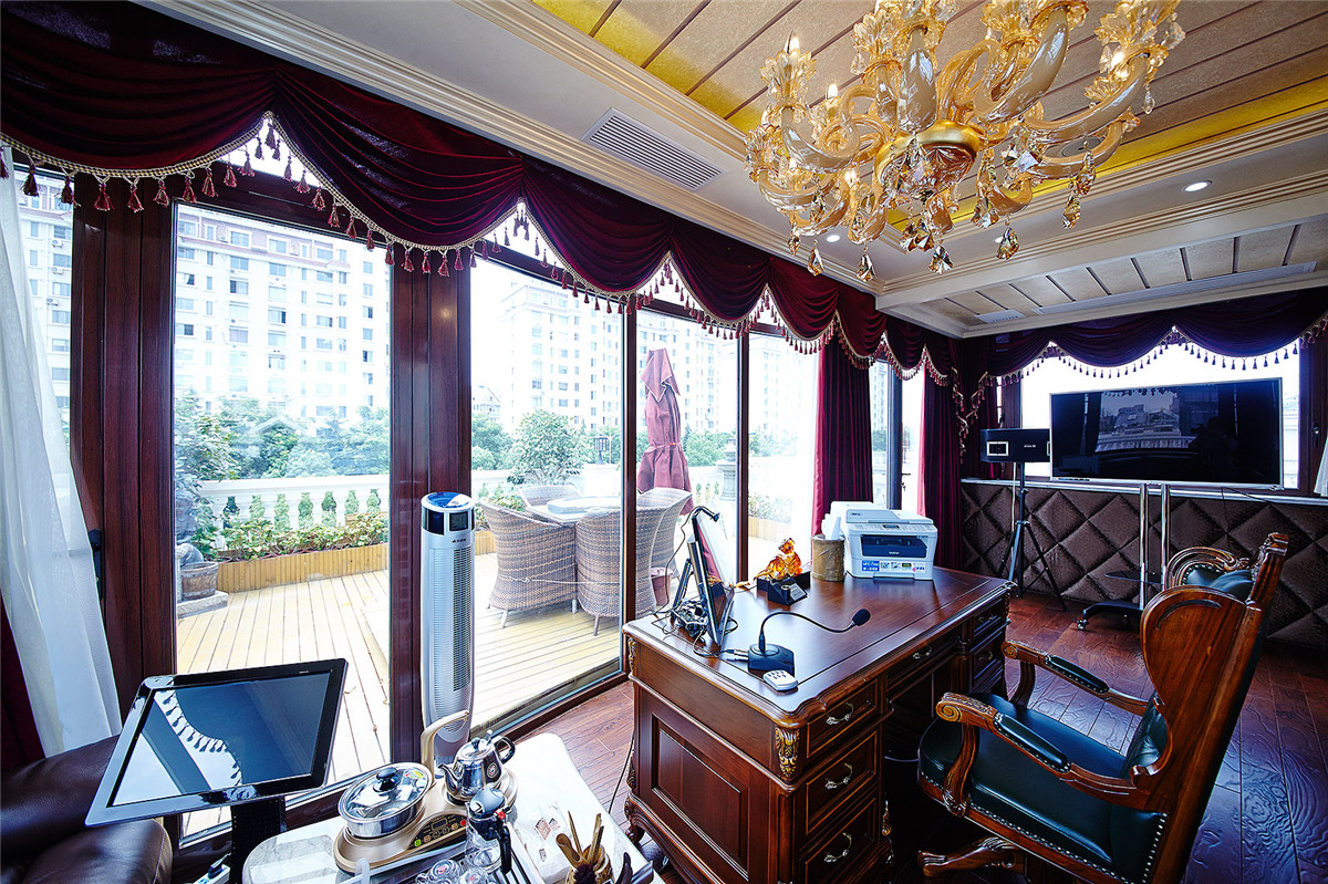 玻璃取代整面墻，成為一面窗戶。透過窗戶，光線可以自由地射入空間內部。電視背景的軟包色彩區別于周圍墻面，使色彩更加豐富。
