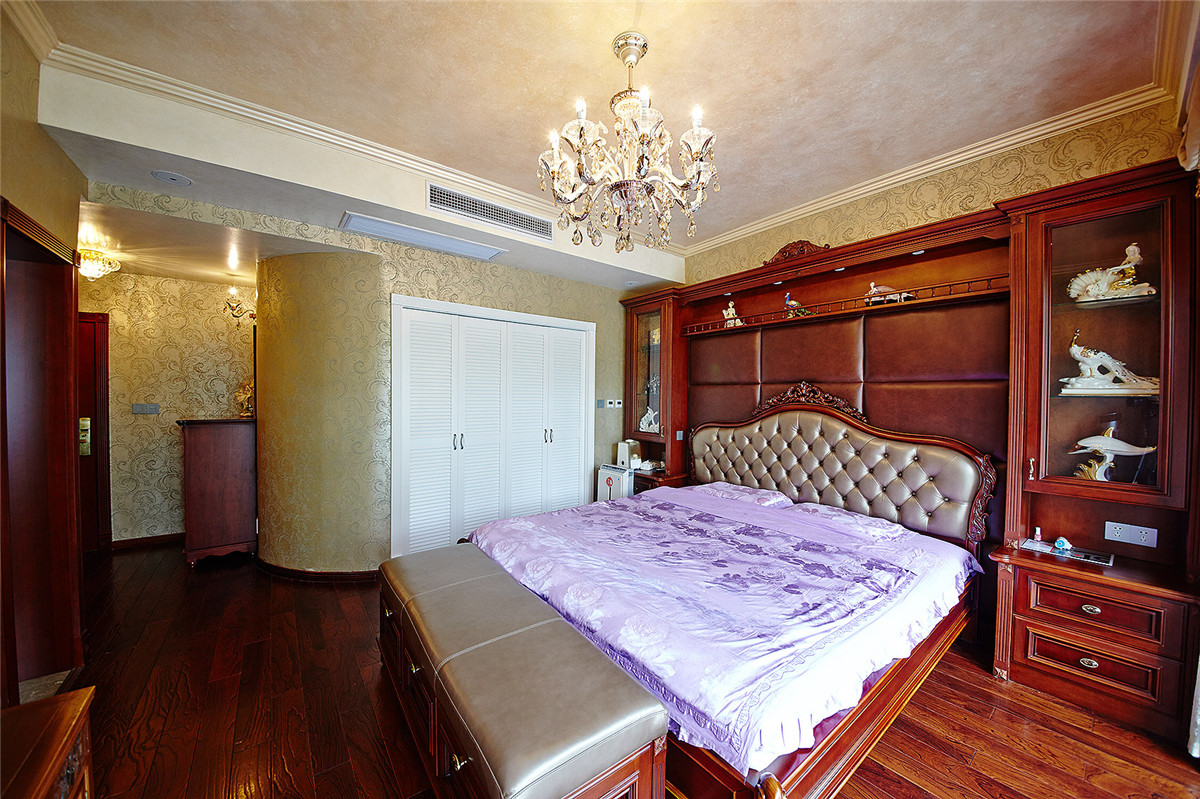 光彩熠熠的原木色也不失為極佳的色彩選擇，奪目但不過分，單色卻不單調，洋溢著它的奢華。