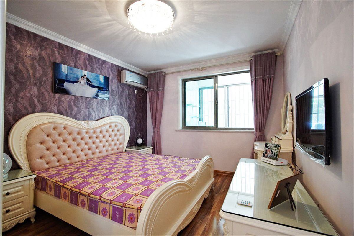 主人房整體色系，以奶咖中性色為主，床頭配深咖啡色墻紙，協(xié)調(diào)統(tǒng)一，時尚暖白的床，顯得格外高貴典雅。