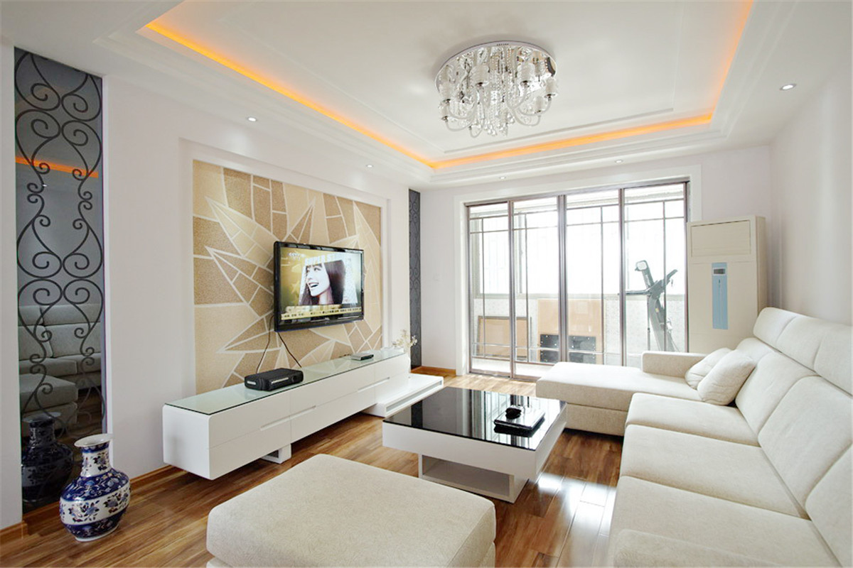 客廳寬敞明亮，簡簡單單，整體色系偏淡，使得深色藝術(shù)造形的背景墻，顯得格外搶眼，旁邊深灰色藝術(shù)鏡，增添了幾分神秘與現(xiàn)代。
