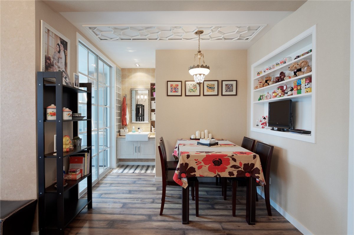 餐廳吊頂采用雕花板處理，把原有普通的頂面裝飾的既活潑又有新意，配上復(fù)古的吊燈，相得益彰。
