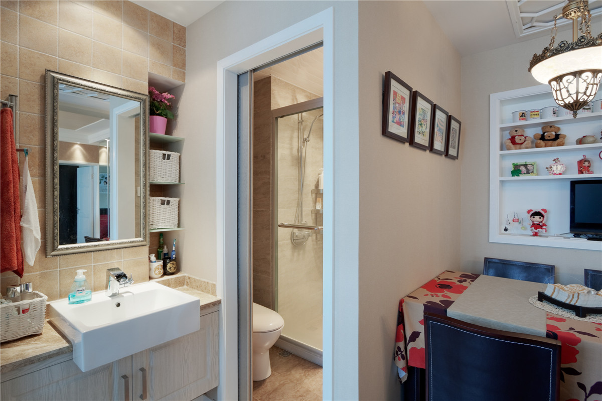 衛(wèi)生間干區(qū)挪移至餐廳位置，一來方便實用，二來為衛(wèi)生間原有面積”減負(fù)”，墻面的仿古磚飾面完全讓人聯(lián)想不到衛(wèi)生間的感覺。
