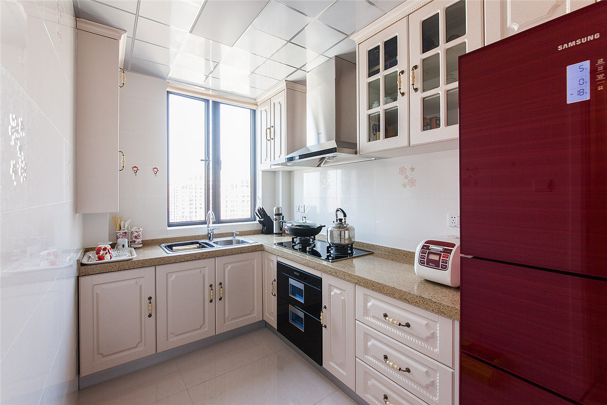 歐式風格的廚柜，再配上一套歐式的電器，讓女主人大展廚藝，使家庭生活更加幸福美滿。
