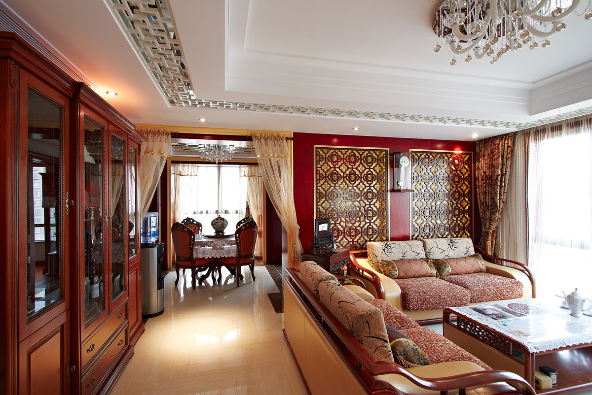 客餐廳采用中式家具的合理搭配，深色的紅木色系家具，彰顯主人成熟穩重的性格，中式各種雕花的隔斷造型，使得中式風格體現的淋漓盡致。
