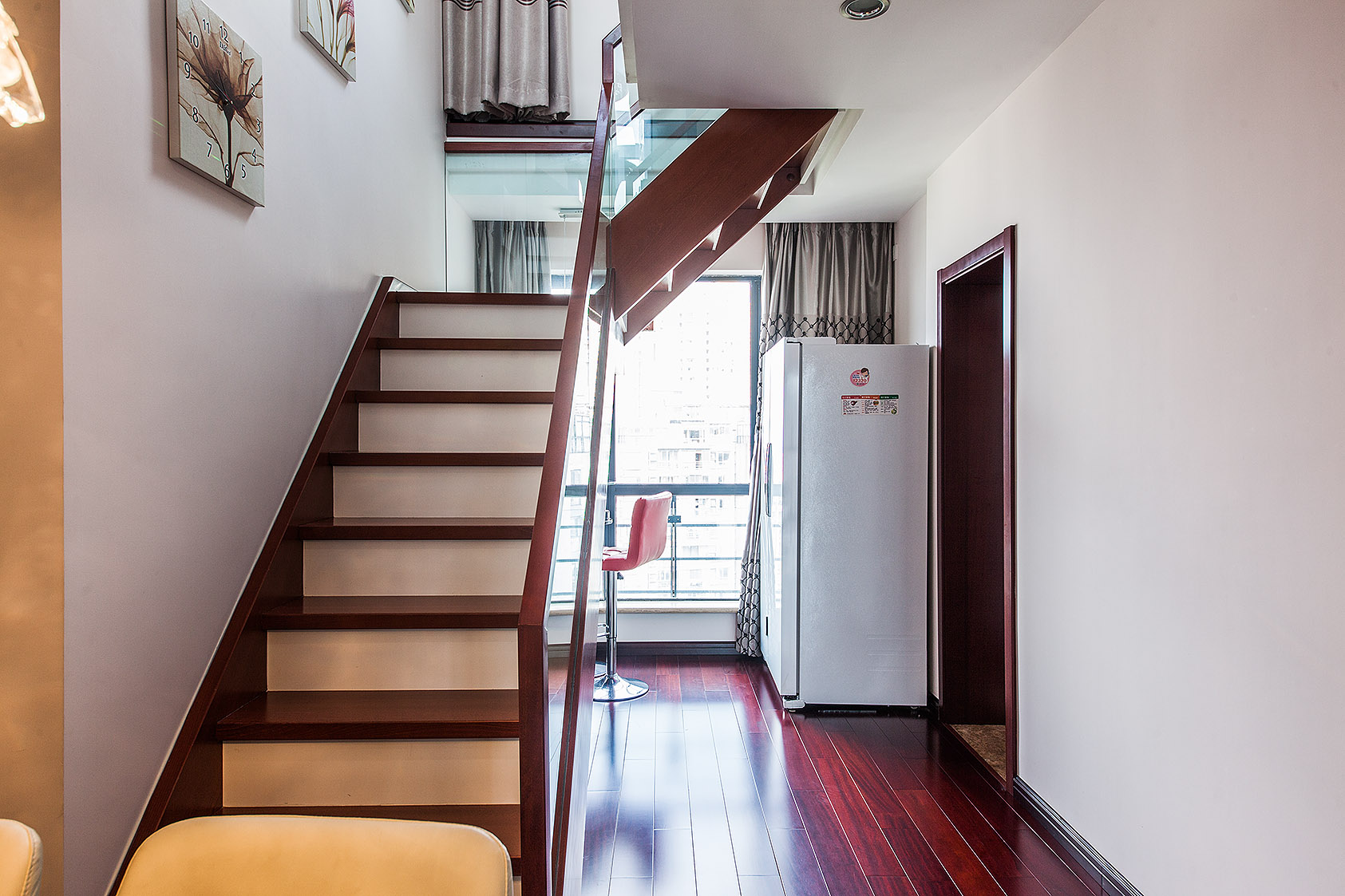 時(shí)尚穩(wěn)健的樓梯，把一層二層有機(jī)的聯(lián)系在一起，也是通向成功的階梯，進(jìn)入夢想的時(shí)光隧道。
