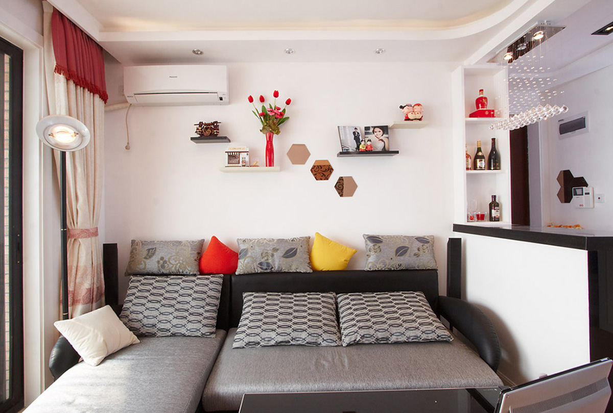 沙發上，錯落有致的隔板擺放著旅游回來的紀念品和小照片，給客廳的空間增添了幾分溫馨的氛圍。
