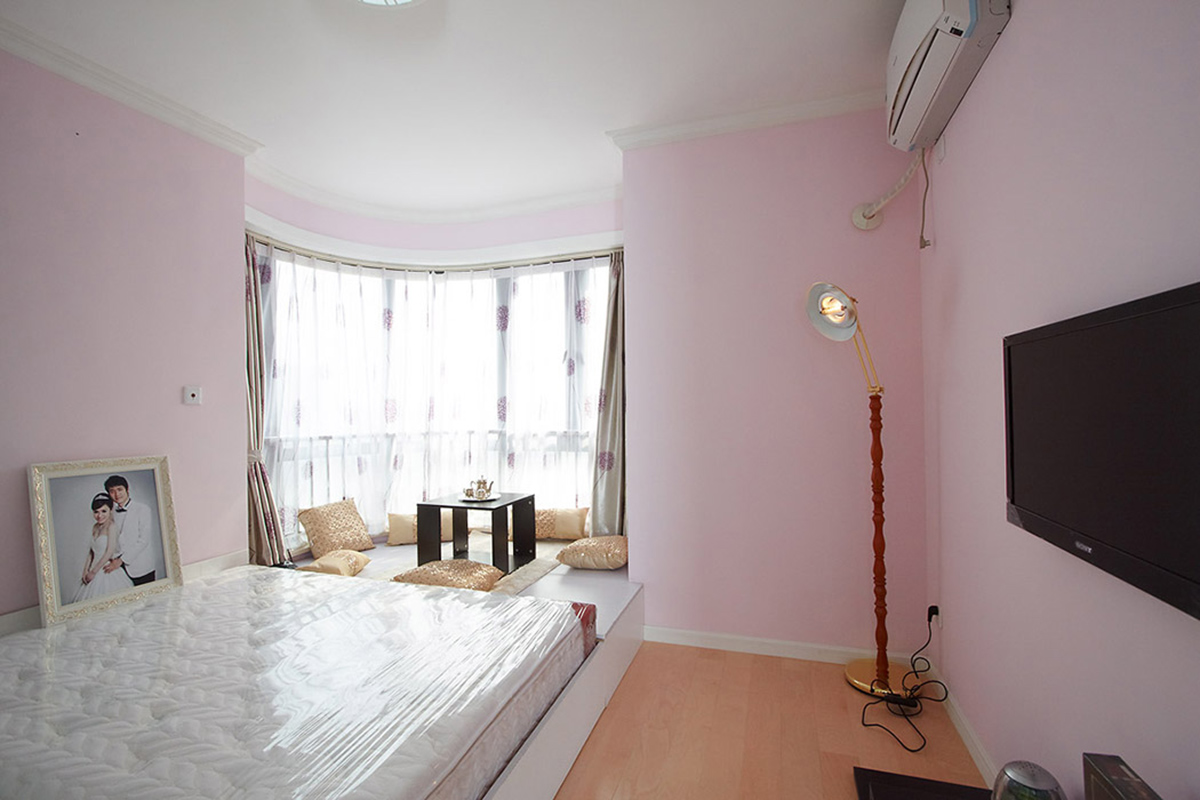 臥室以浪漫溫馨為主，局部做棍棍米，不但增加了儲物功能，也讓空間錯落有致，還可以三五個朋友小息休閑的地方。