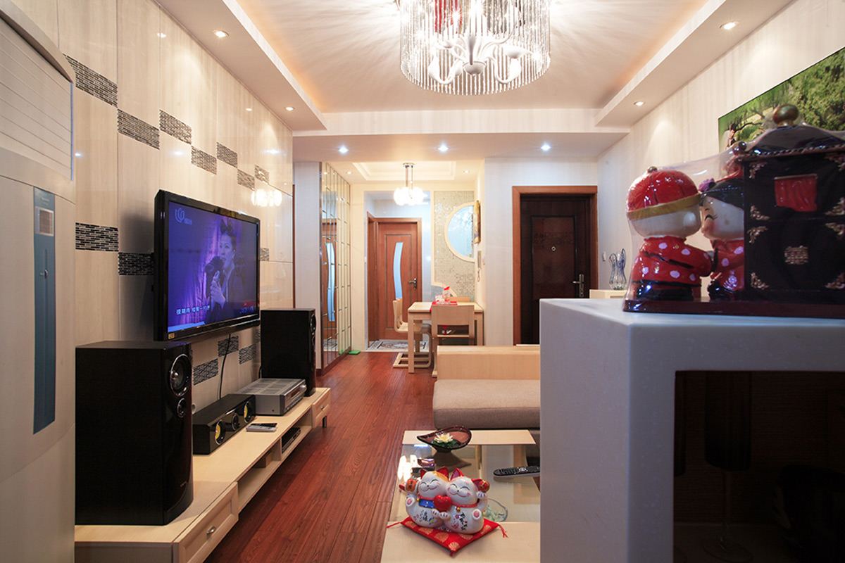 客餐廳的整體吊頂，運用整體比較規則的設計，顯現出業主的生活性格，整齊的吊頂、簡單的家具，使得這個設計的風格得到不同程度的體現。
