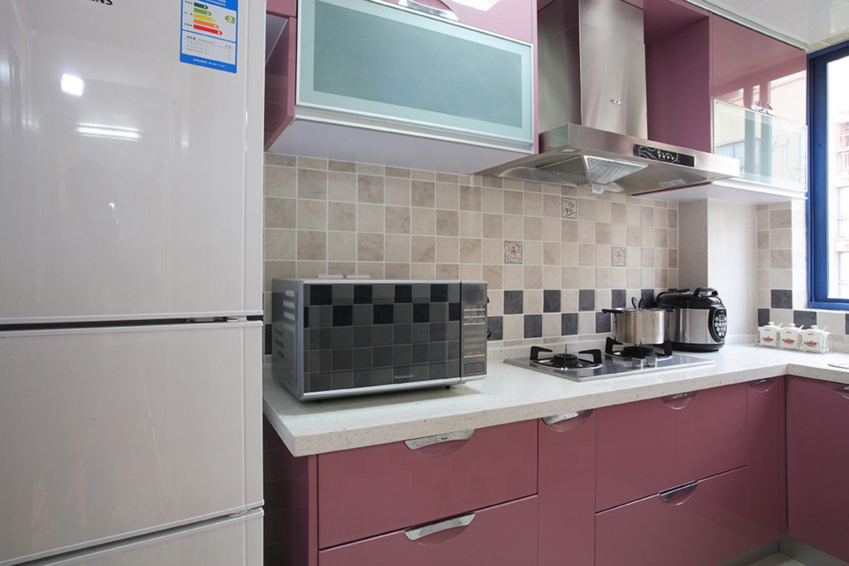 簡單的白灰墻磚錯雜鑲嵌，廚房的整體效果更加的明顯，紫粉的櫥柜，白色的石英石臺面，使得色調冷中不失暖色，暖色中帶著冷色，色調前后呼應。大方、簡單、時尚，韻味無窮。
