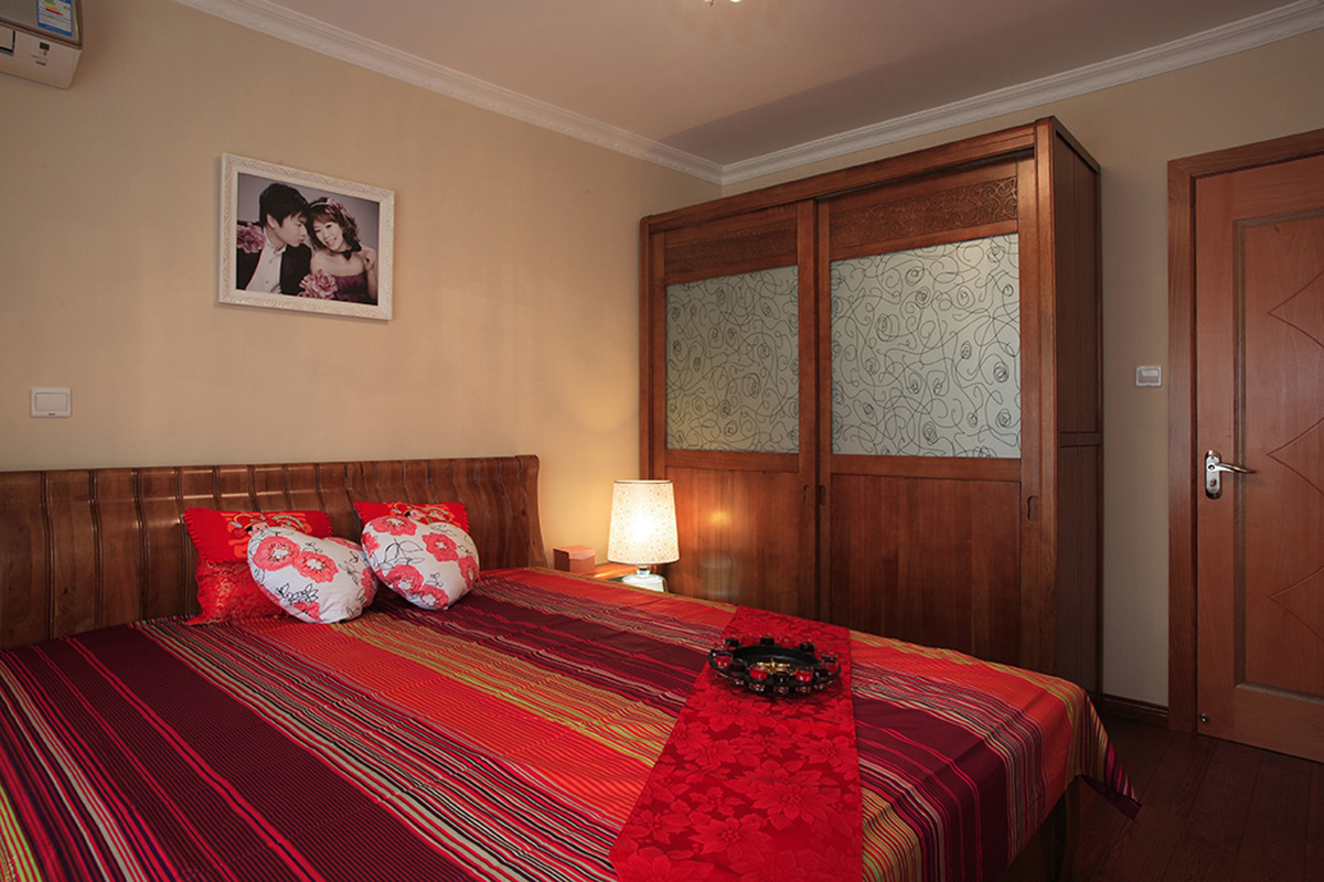 深色淺色條紋的床上用品，臥室的整體空間得到充分的展現，使得新婚夫婦的生活彰顯的高貴典雅。
