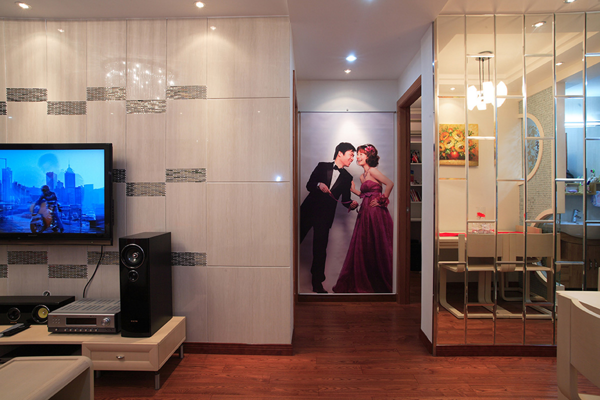 男女主人的新婚照片使得入門就能感受到他們的恩愛，簡單的藝術鏡面運用，充分展現現代簡約的設計風格。