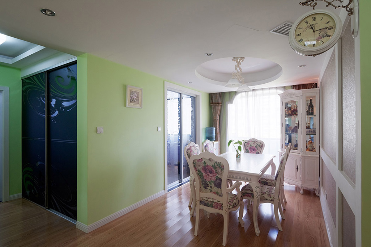 餐廳的拱形門洞與圓形的吊頂相呼應(yīng)，角落的雕花酒柜和小掛鐘都是吸人眼球的小亮點(diǎn)。
