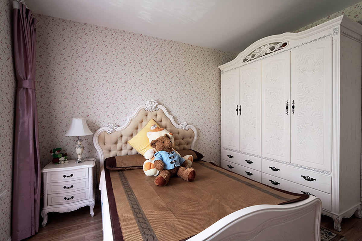 女兒房的碎花墻紙、白色雕花家具、藝術(shù)造型燈、紫色的窗幔等，把清新田園的精粹體現(xiàn)的淋漓盡致
