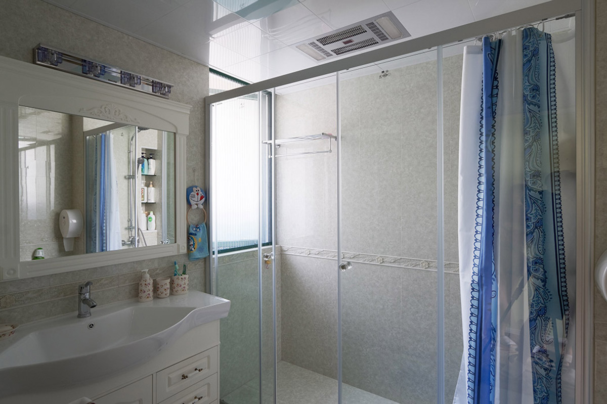 衛(wèi)生間的復(fù)古磚、白色歐式浴室柜、簡(jiǎn)潔的玻璃推拉門，無不營(yíng)造出一種溫馨舒適的家的氛圍
