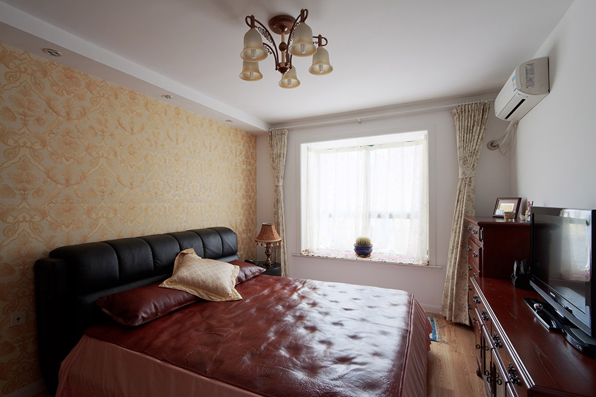 房間的功能不盡相同，精致的藝術(shù)吊燈、貴族氣息濃郁的豪華的家具，讓主臥的空間沉穩(wěn)、大氣
