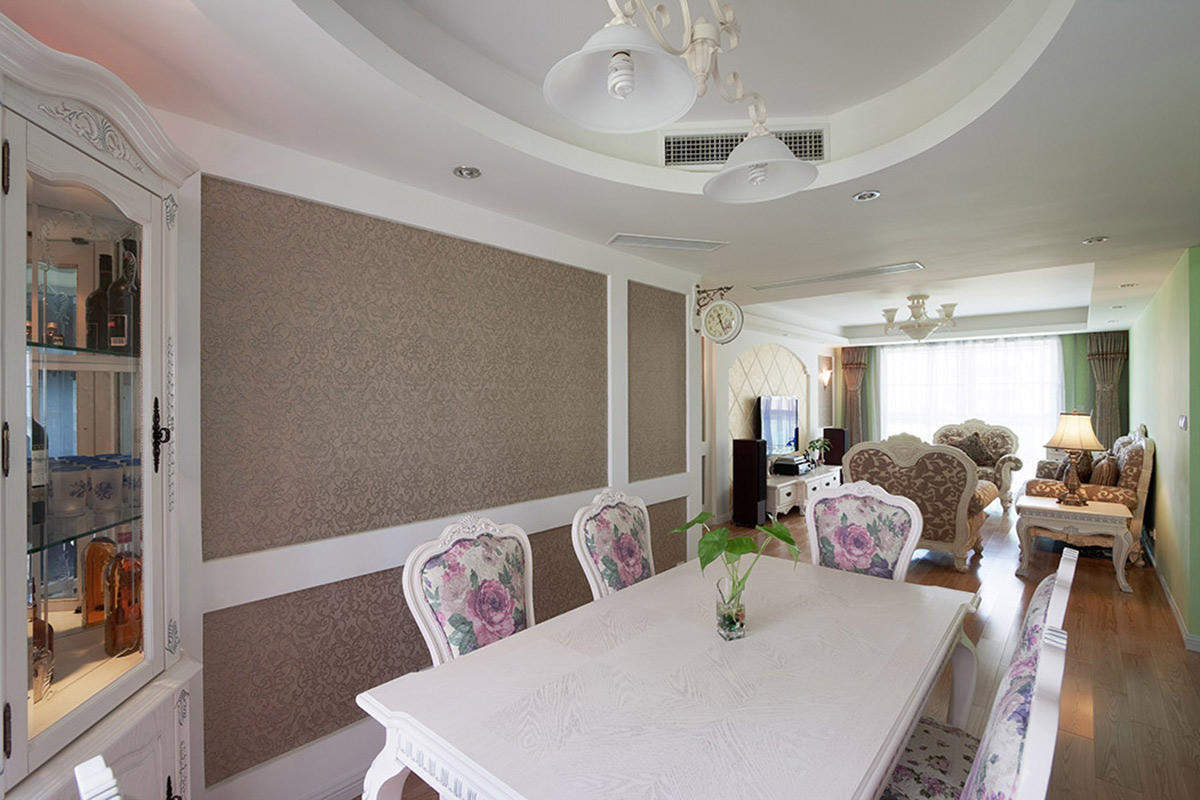 白色的線條勾勒出餐廳的背景，再配上咖色的墻紙，在色調(diào)上延續(xù)傳達(dá)了和諧和統(tǒng)一，而不是孤立的存在