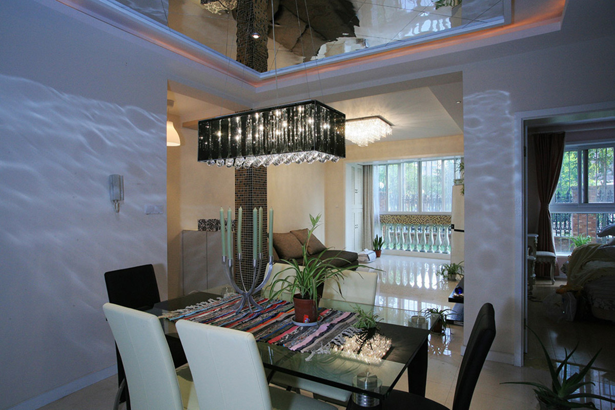 餐廳的吊頂用了玻璃頂面處理，不但把層高拉高，而且配上黑色水晶燈，既現代又時尚。
