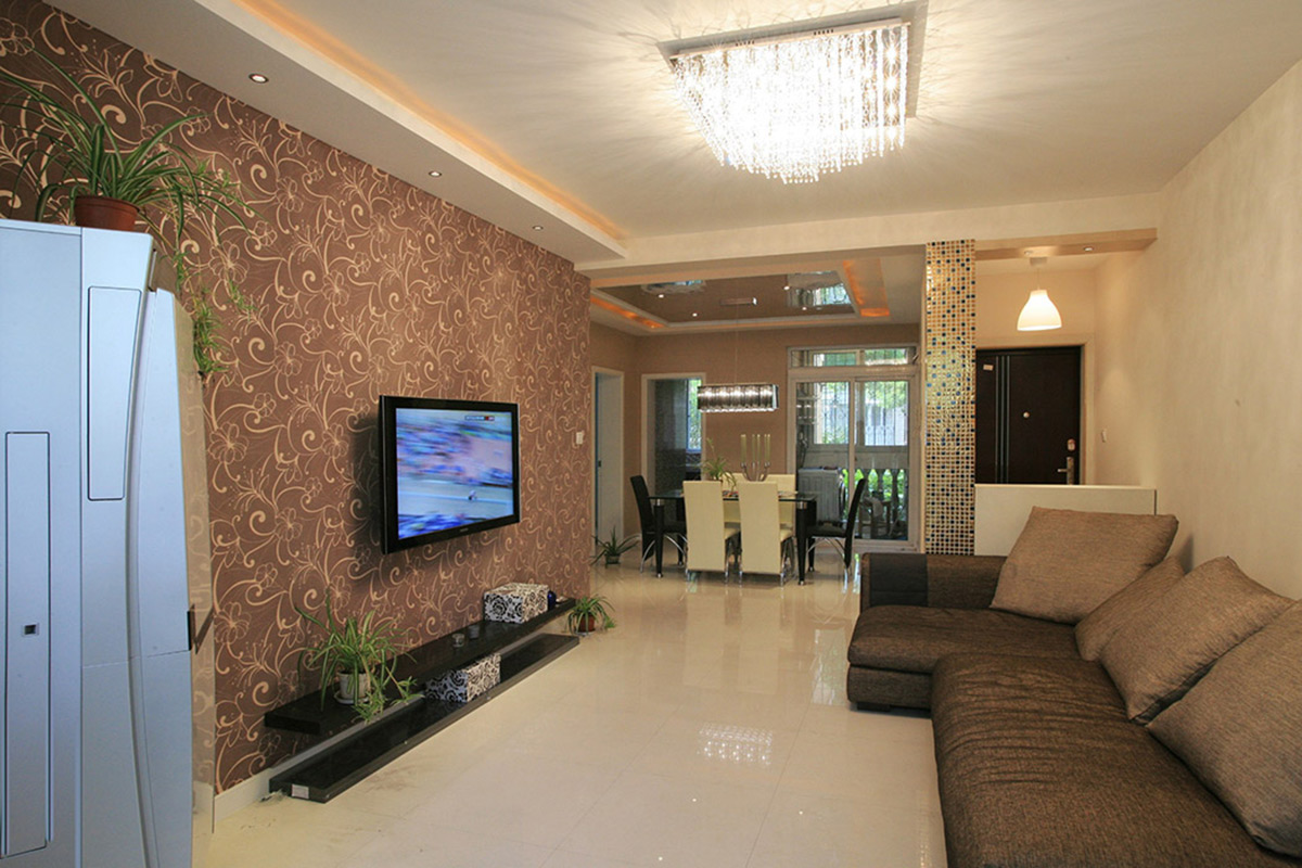 客廳的局部吊頂把原本不高的層高裝飾的既美觀有實用，背景采用同色系墻紙，馬賽克柱子時尚感極強。