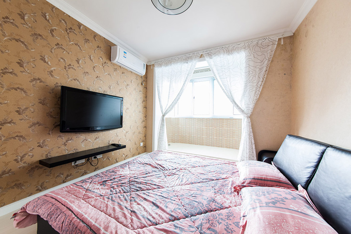 主臥中以暖色調為特質，黃色為主的色調，亮色中透著溫暖，陽光透過窗射進來，精美的石膏線，簡單大氣的家居閃耀時尚的光芒。
