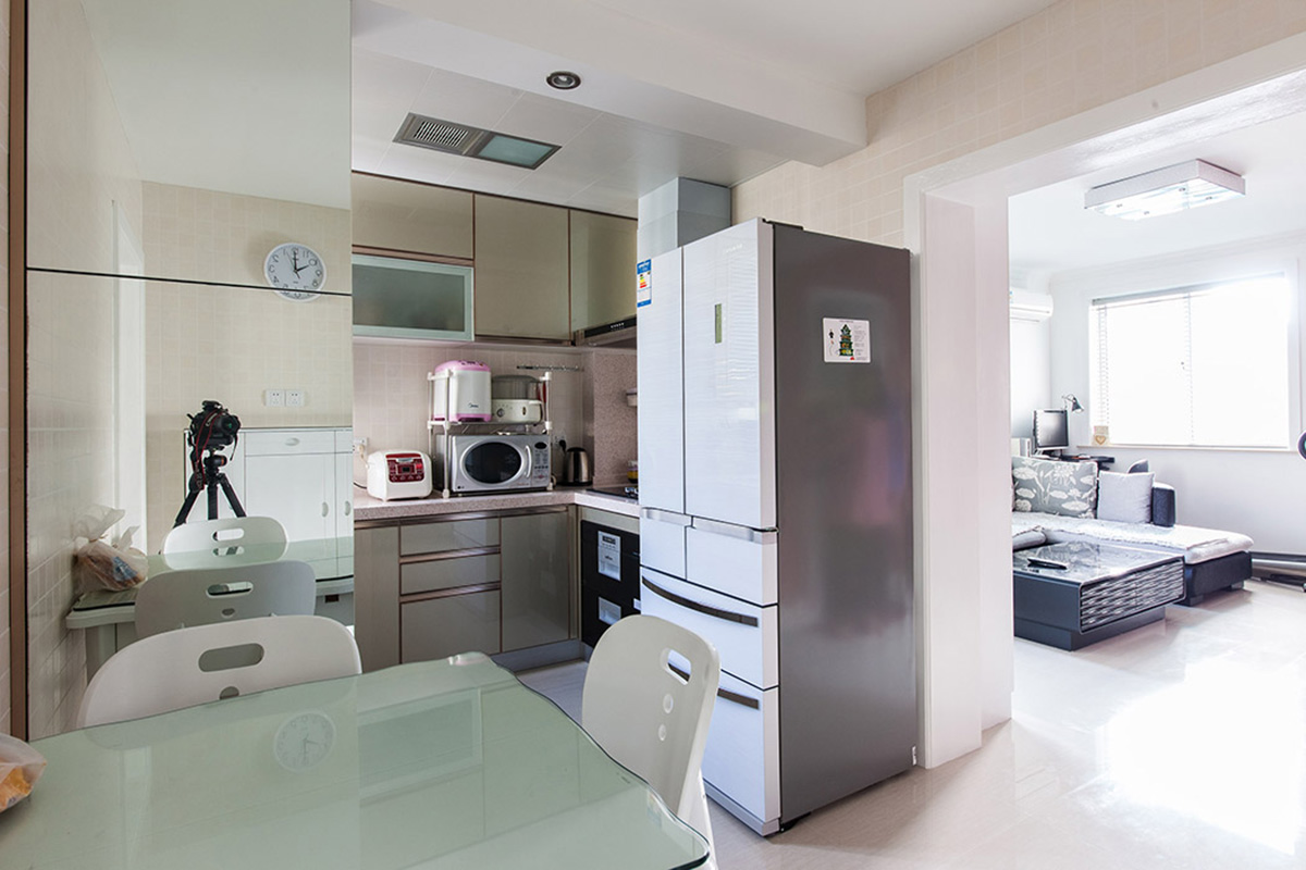 廚房是設計師的得意之作，整體協調統一，整潔大氣，穩重時尚的香檳色，配上暗拉手的櫥柜和上柜，一切是那么的簡單隨意，每天都是精彩的生活。
