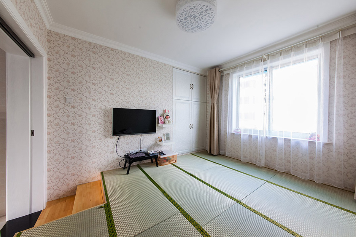 次臥采用榻榻米的設計，本來儲物空間的較少的空間，運用榻榻米這個隱秘性很好的儲物空間來設計，使得室內的空間得到合理的利用。