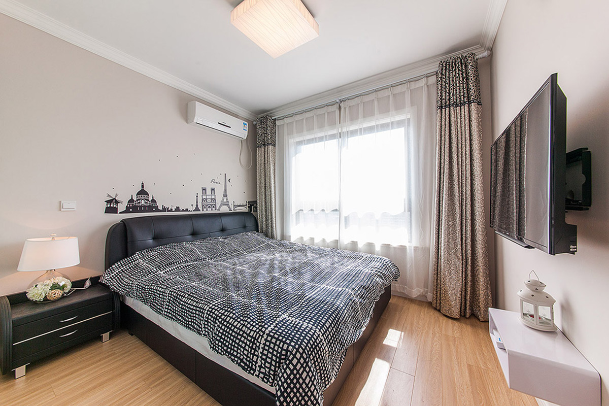 簡潔明快的色系，搭配床頭的花燈，愜意又慵懶，背景的墻貼把原本單調的房間升華的活潑可愛。
