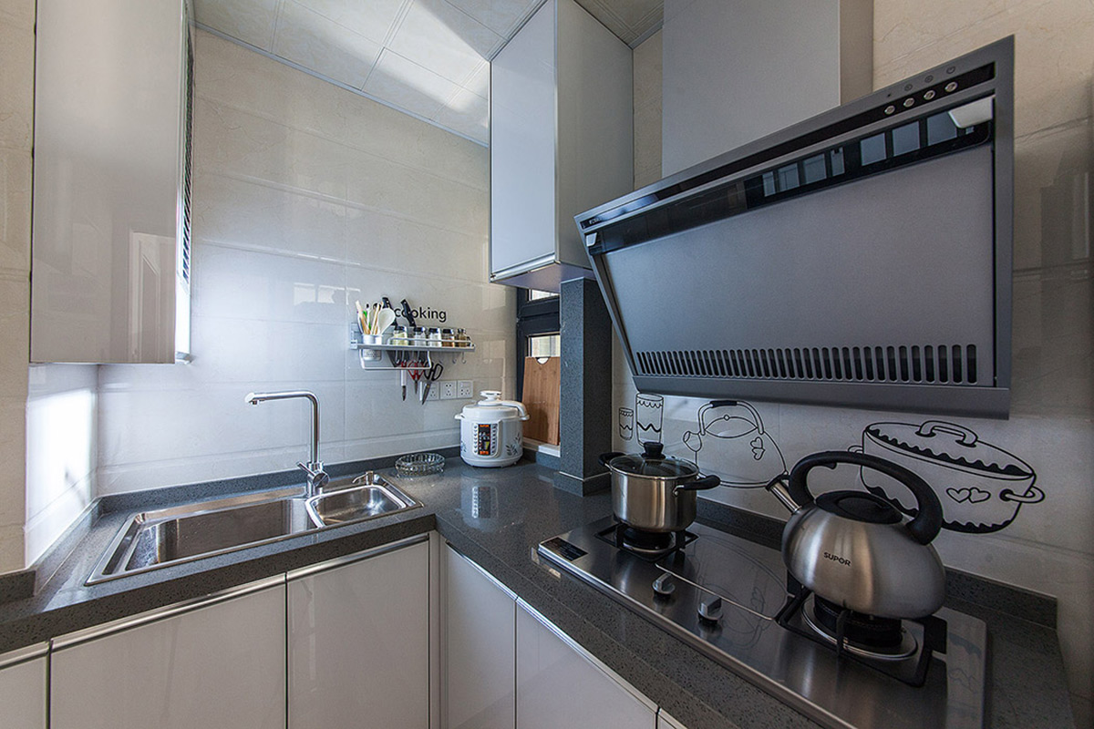 黑白灰色系永遠是流行的經典色，獨立的側吸式脫排，給人一種想進廚房大展身手的機會。