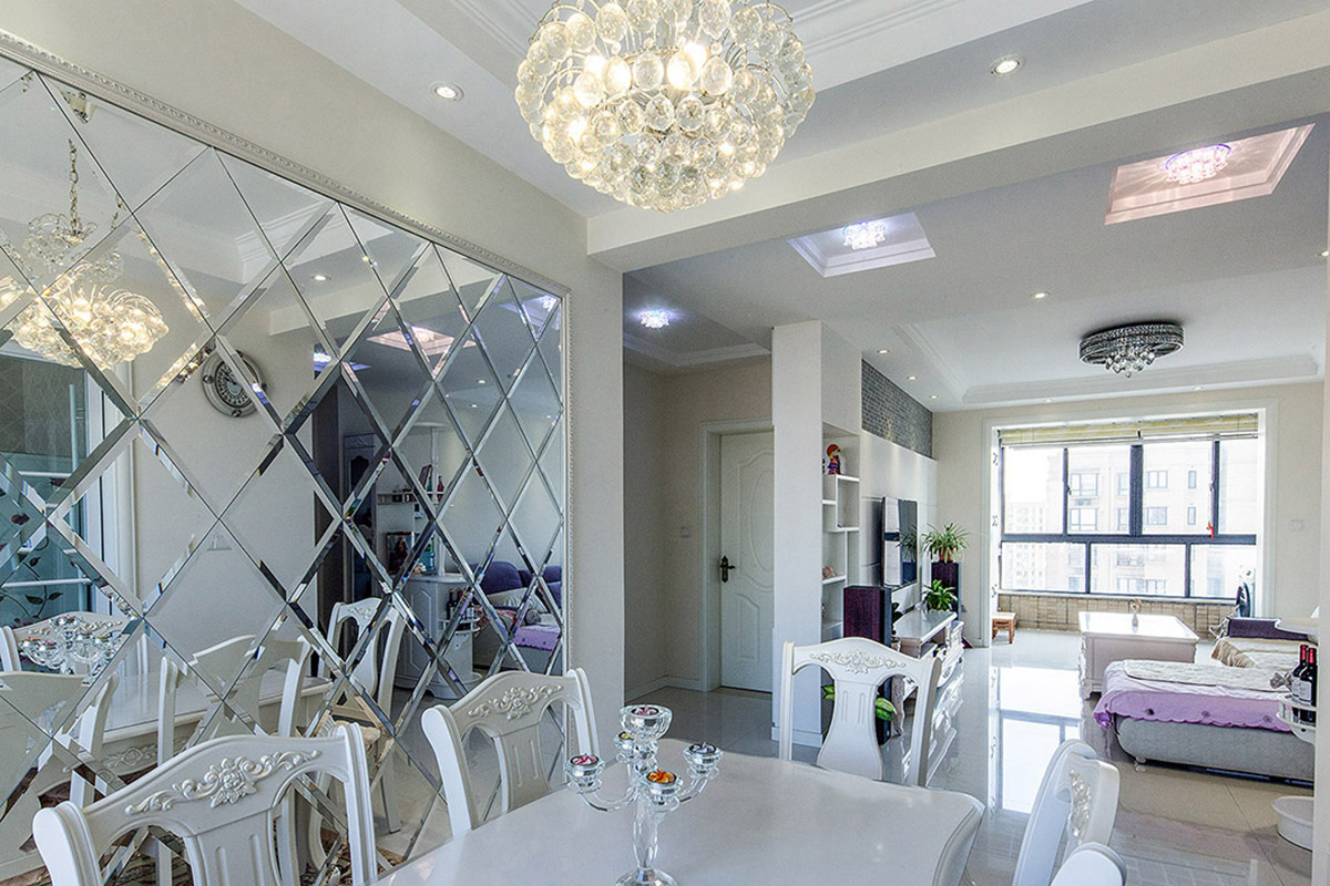 餐廳延續了客廳的格調，在裝飾上搭配的略顯輕松，餐廳菱形鏡面裝飾，拉伸了餐廳的空間。
