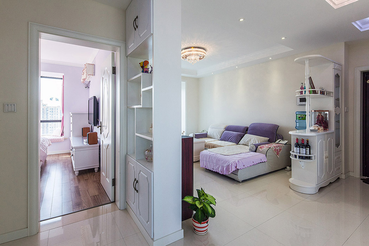 因開門直對衛生間的門，設計師在衛生間的門設計師不等襯的裝飾隔斷，這樣衛生間的門完全隱秘起來。
