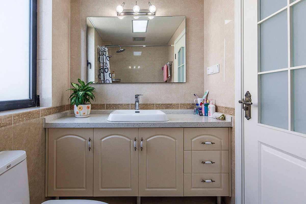 適度的改動讓衛生間更加合理，原本狹小的臺盆的空間布置利用的淋漓精致，讓整個區域有了生機。