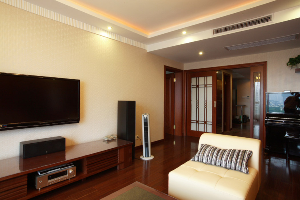 進門到客廳正通，為了不讓客廳的空間完全的展露在客人的面前，中間利用了移門來切換空間的整體“裸露”感。電視背景墻邊角用波浪板銜接木面，增添了美感的同時也有一番韻味。
