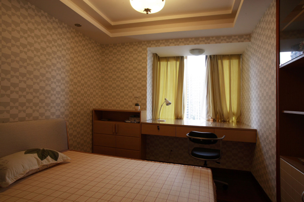 次臥的空間的窄小，要想有個辦公的地方就顯得更加窄小了，所以利用了飄窗臺的空間在木工的手藝下做出了一個巧妙的辦公臺面。