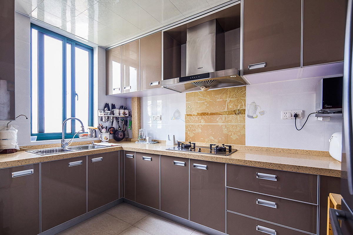 相當廚房來說，簡潔大方，干凈清爽，是家庭生活中必不可少的因素，咖啡色晶鋼面板，低調(diào)不奢華