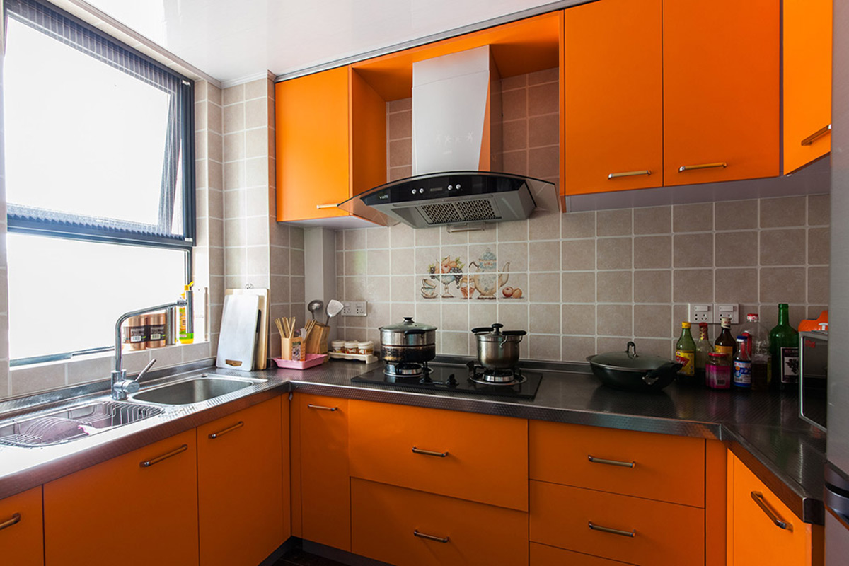 明朗跳躍色的的櫥柜，歐式田園式的墻磚，將雍容華貴的風(fēng)格進(jìn)行到底，大氣磅礴，猶然而生