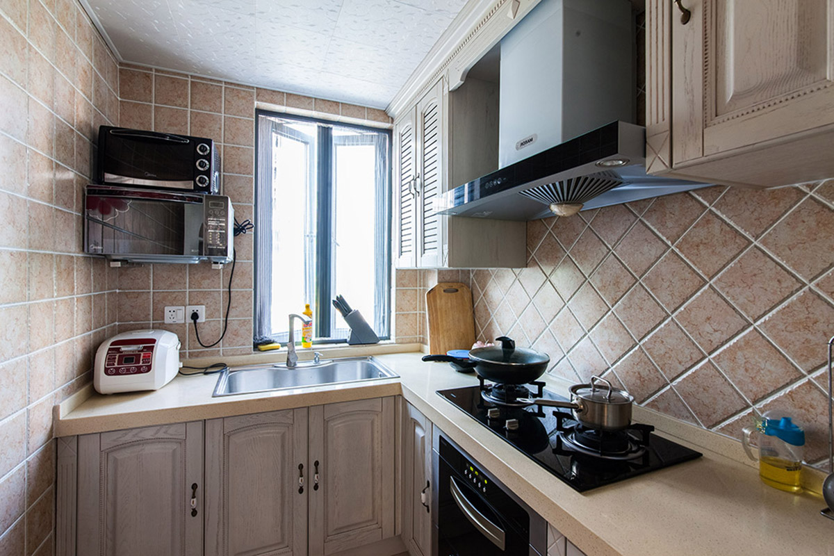 菱形的仿古磚，暖白色的廚柜，使整個空間線條流暢，大方，布局合理，讓生活增添色彩。