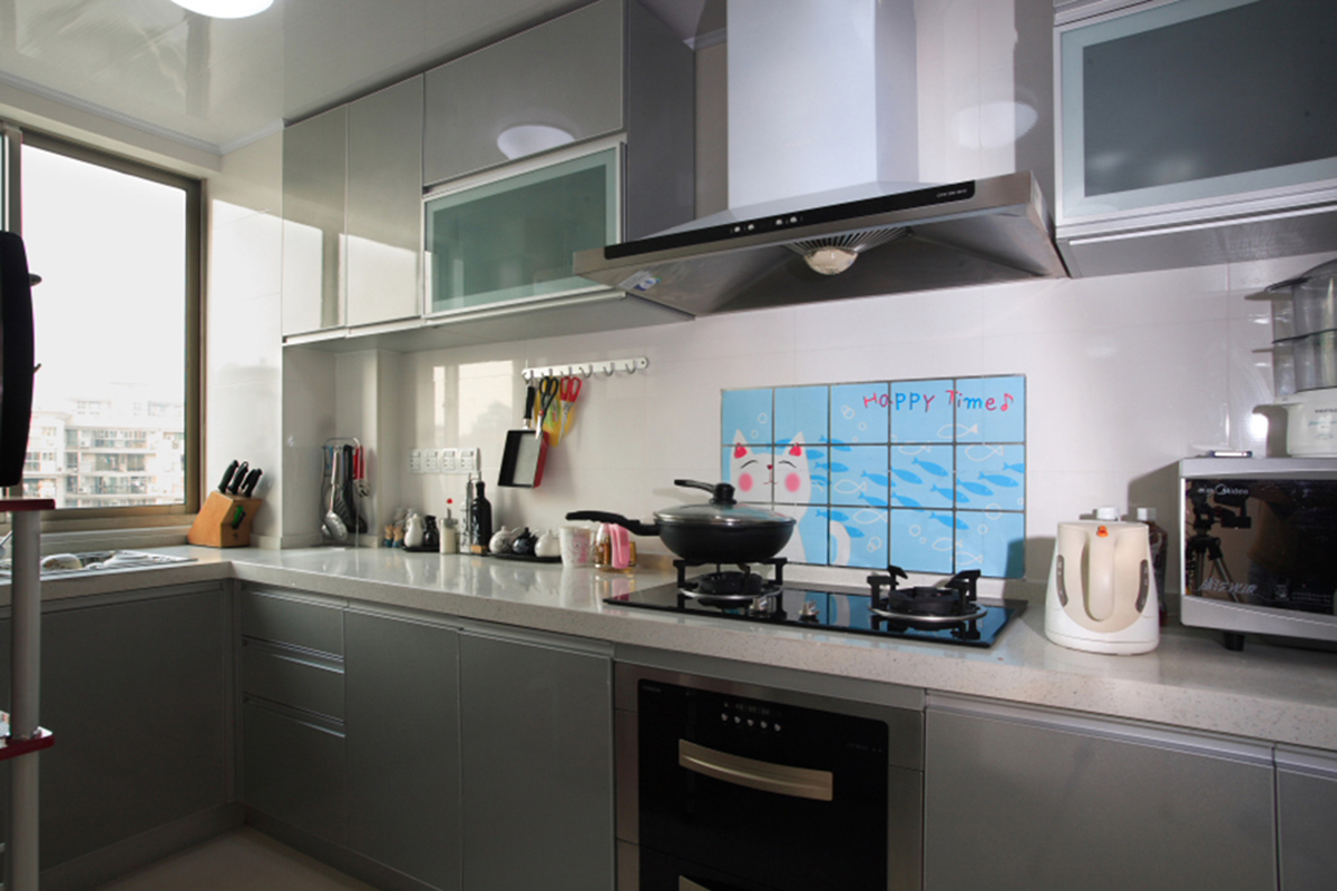 廚房與北陽臺打通之后，使得原本不大的廚房更加寬敞，也讓客廳看上去更加整齊?；疑膹N柜搭配白色的墻磚，干凈而舒適，讓男主人也有了愛上燒飯的理由。