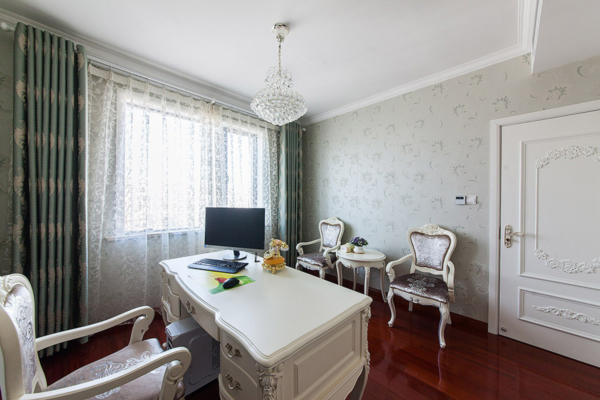 歐式風格的廚柜，再配上一套歐式的電器，讓女主人大展廚藝，使家庭生活更加幸福美滿。