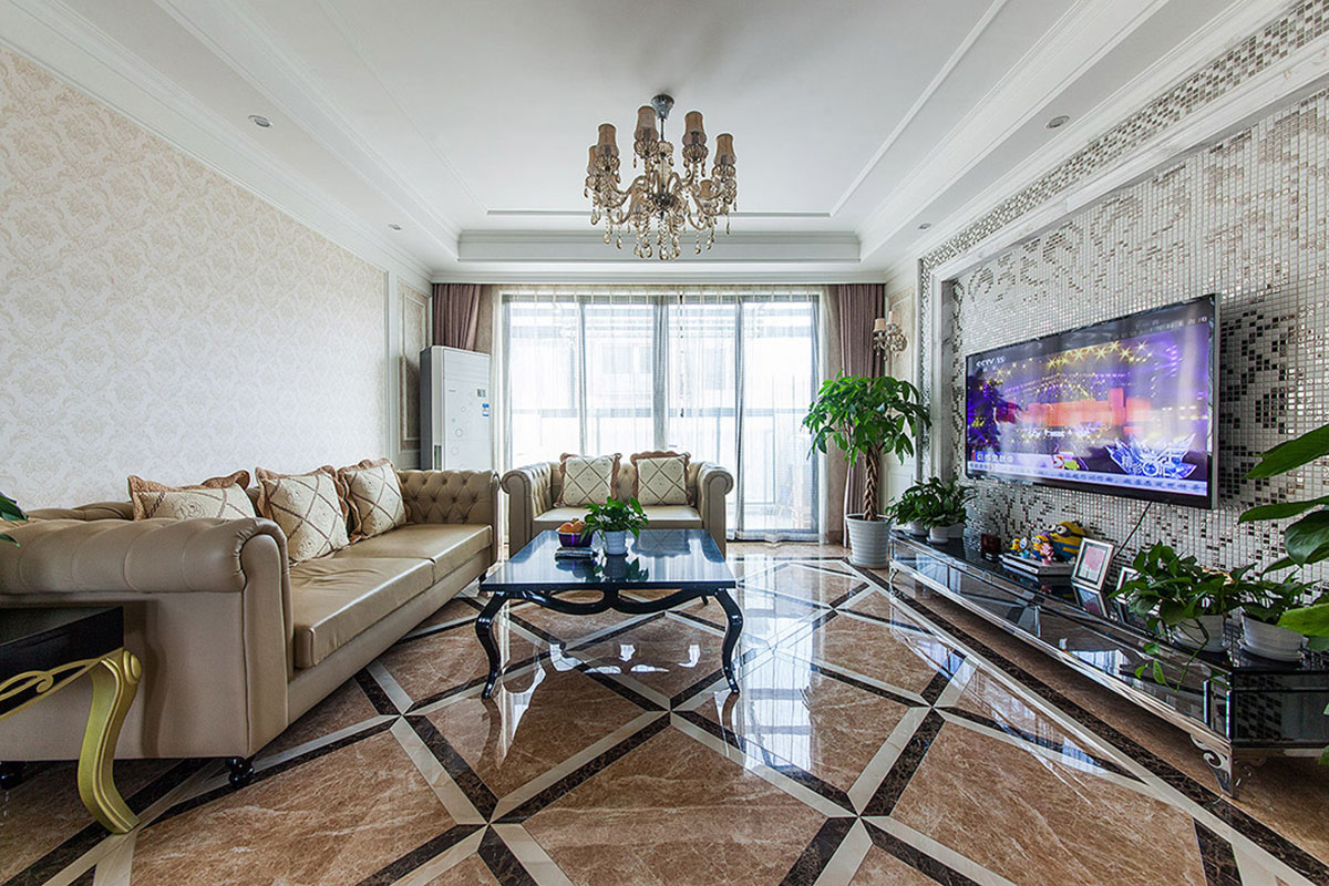 客廳可謂是簡約卻不失奢華。經(jīng)典皮質(zhì)沙發(fā)大氣高貴，沙發(fā)兩側(cè)邊幾、茶幾、電視柜都以黑色呈現(xiàn)，背景墻的金色花紋馬賽克，頓時(shí)客廳顯得高大上起來。