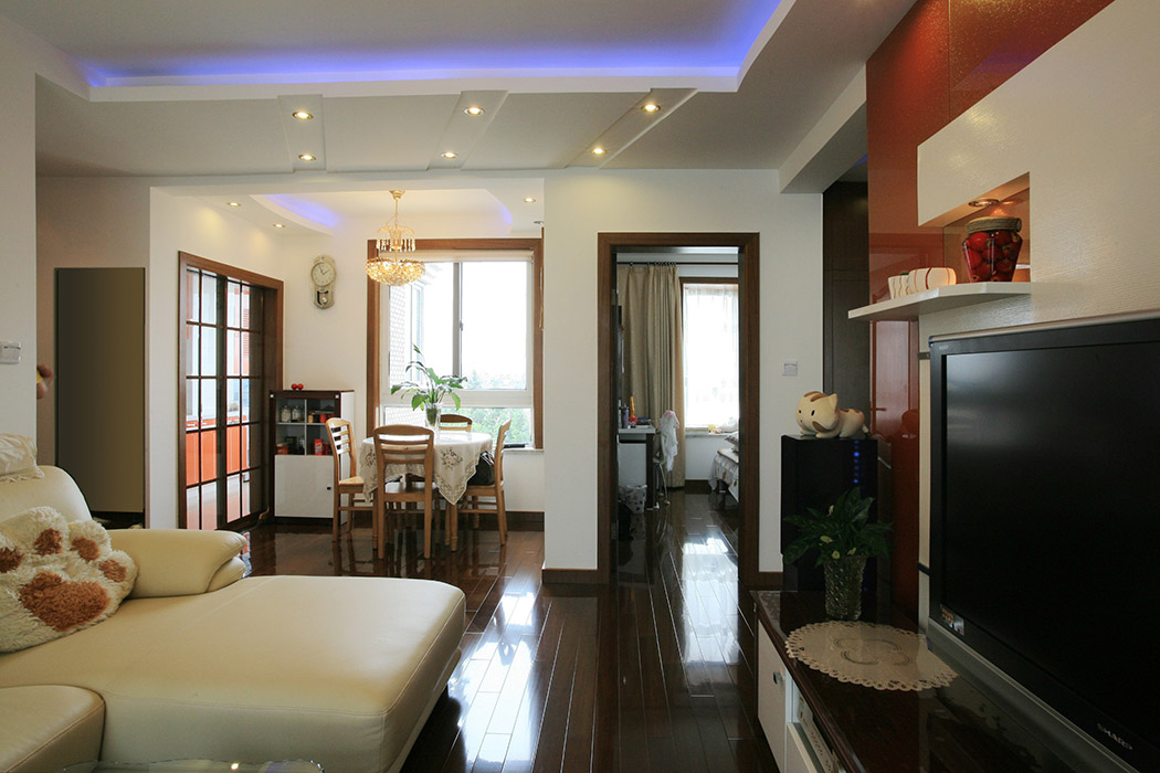 吊頂雖簡單，但很好的劃分了空間，使得區(qū)域清晰明朗。深色地板穩(wěn)重大方，襯托了淡色系家具。
