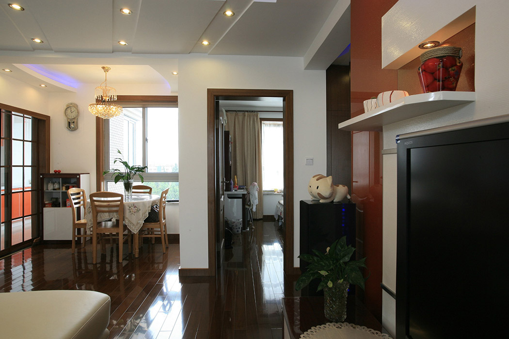 背景墻上的挑板，給了業(yè)主一個展示自我的小天地，收藏珍品可以在這里炫耀。
