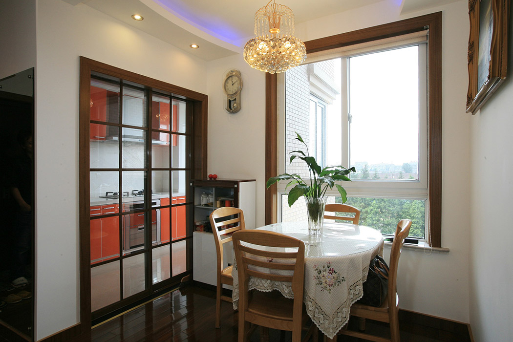 原木的餐桌椅，清新自然，充分顯示了業(yè)主對大自然的熱愛，對美好生活的向往。