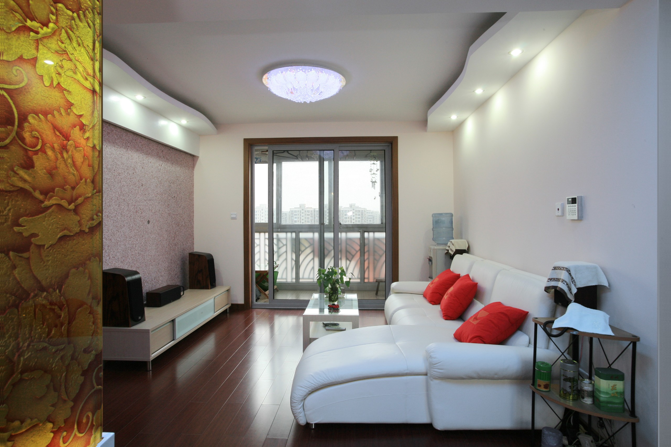 比起傳統的歐式風格，本套客廳簡單了許多，也正是如此，可以讓人充分的放松自己，不會受到過多裝飾物帶來的約束，沙發后面沒有任何裝飾，給業主留下很大的發揮空間。
